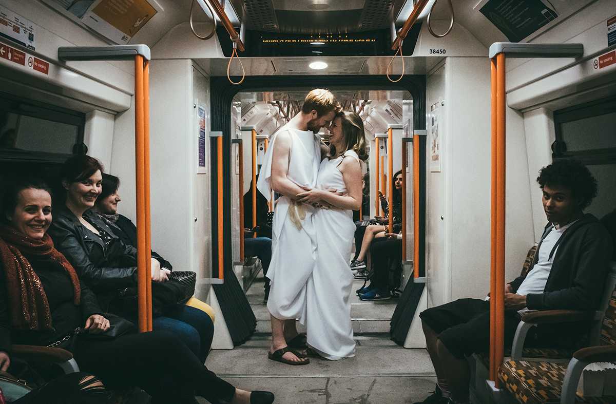engagement-in-london-couple-in-love